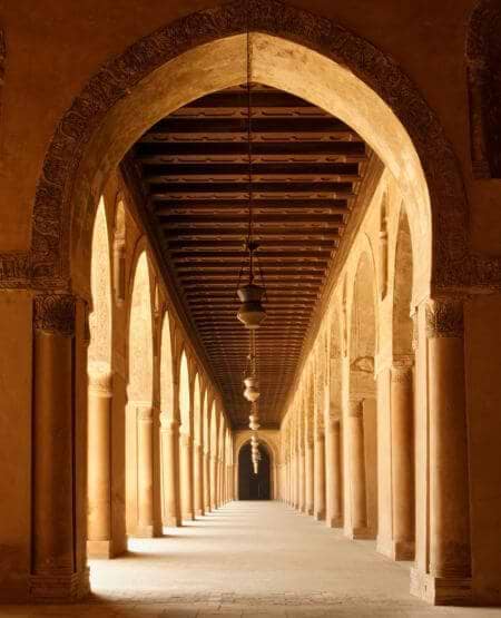 Smuk søjlegang i Ibn Tulun-moskéen i Kairo, Egypten Smuk søjlegang i Ibn Tulun-moskéen i Kairo, Egypten