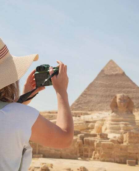 Kvinde, der tager billede af Sfinksen og pyramiderne i Giza, Egypten Kvinde, der tager billede af Sfinksen og pyramiderne i Giza, Egypten