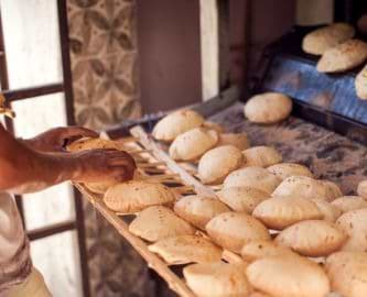 Friskbagte pitabrød i Cairo, Egypten