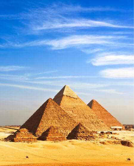 Pyramiderne i Giza, der rejser sig over ørkensandet i udkanten af Kairo, Egypten Pyramiderne i Giza, der rejser sig over ørkensandet i udkanten af Kairo, Egypten