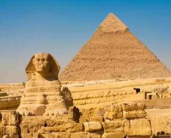 Sfinksen foran pyramide i Giza, Egypten Sfinksen foran pyramide i Giza, Egypten