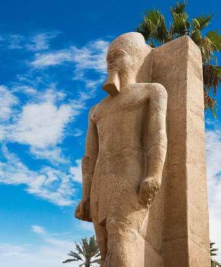 Statue af Ramses II i Memphis, der var det gamle Egyptens første hovedstad Statue af Ramses II i Memphis, der var det gamle Egyptens første hovedstad