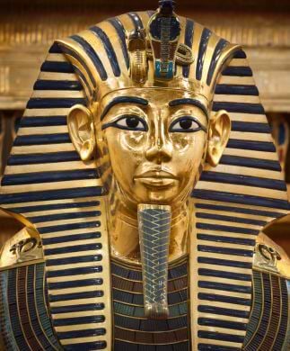 Tutankhamuns begravelsesmaske, som kan opleves på Grand Egyptian Museum i Kairo, Egypten Tutankhamuns begravelsesmaske, som kan opleves på Grand Egyptian Museum i Kairo, Egypten