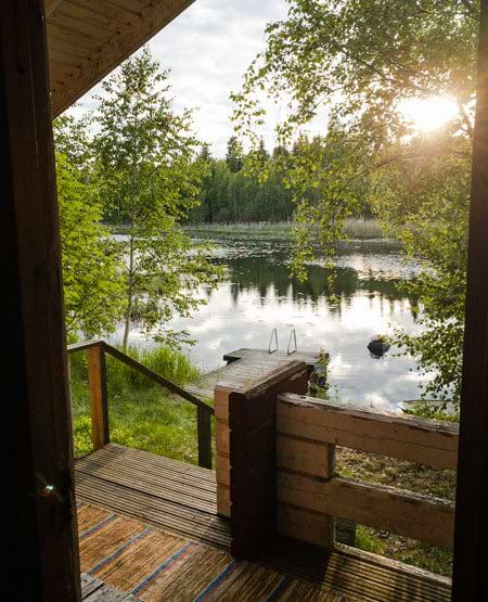 Udsigt fra en sauna til smuk sø i Finland