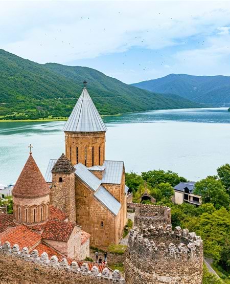 Ananuri Fort, Georgien Ananuri Fort kirken med bjerge og vand i baggrunden, Georgien