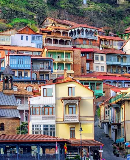 Gamle bydel i Tbilisi med farverige huse liggende på bjergside i Georgien Gamle bydel i Tbilisi med farverige huse liggende på bjergside i Georgien