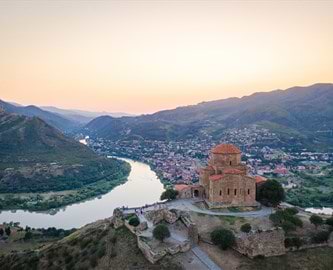 Jvari Monatery, Georgien Smuk aftenudsigt til Jvari Monatery med flod og huse, Georgien