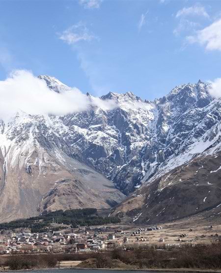 Kazbegi i Kaukasus, Georgien Kazbegi i Kaukasus – dramatiske bjerge i Georgien