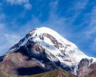 Kazbegi i Kaukasus – dramatiske bjerge i Georgien Kazbegi i Kaukasus – dramatiske bjerge i Georgien
