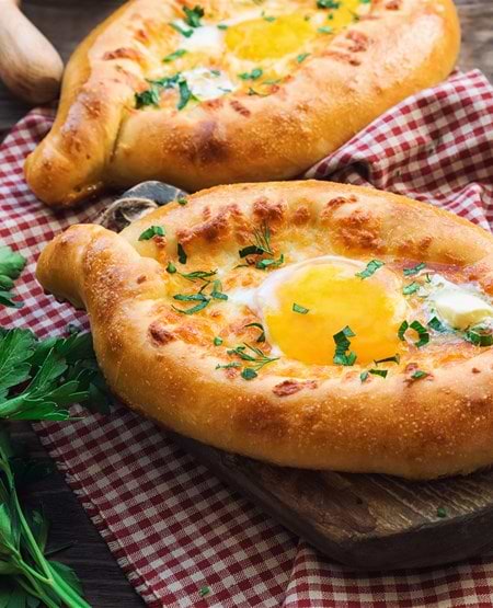 Khachapuri, Georgien Khachapuri serveret på dækket bord i Georgien