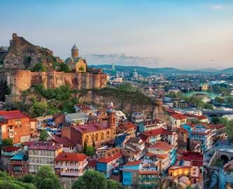Tbilisi, Georgien Gamle bydel i Tbilisi med farverige huse liggende på bjergside i Georgien