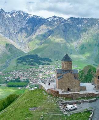 Trinity kirken, Georgien Udsigt til Trinity kirken og bjerge i baggrunden i Georgien