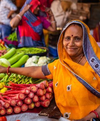 Smilende indisk kvinde på marked, Indien