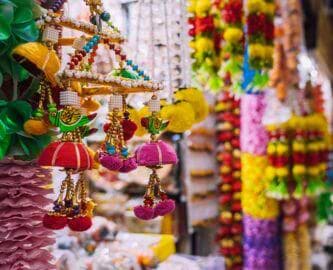 Farverigt, lokalt kunsthåndværk på marked, Indien