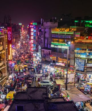 Udsigt over neonlys og aftenstemning i New Delhi, Indien