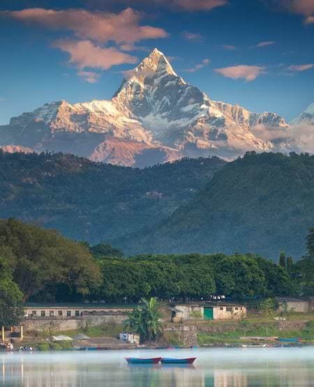 Machhapuchhre-bjerget i Annapurna-massivet, Himalaya hæver sig over Phewa-søen i Pokhara, Nepal