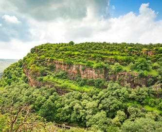 Det UNESCO-fredede Ranthambhore-fort ligger med en helt enestående smuk placering i Ranthambore Nationalpark i Rajastan, Indien