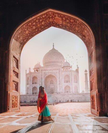 Indisk kvinde foran Taj Mahal i Indien
