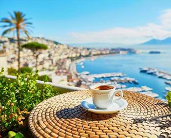Kaffe på balkon med udsigt over Naopli, Italien Kaffe på balkon med udsigt over Naopli, Italien
