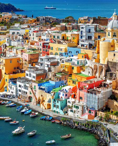 Napoli i Italien Udsigt over bugt og farverige huse i Napoli i Italien