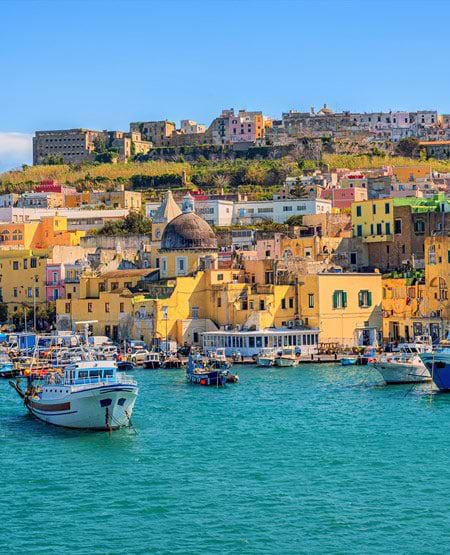 Udsigt over bugt og farverige huse i Napoli i Italien Udsigt over bugt og farverige huse i Napoli i Italien