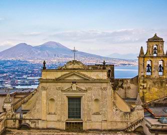 Udsigt over bygninger og Vesuv i Napoli, Italien. Udsigt over bygninger og Vesuv i Napoli, Italien.