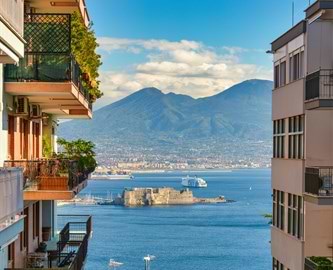 Udsigt ud gennem bygninger og gade i Napoli, Italien Udsigt ud gennem bygninger og gade i Napoli, Italien