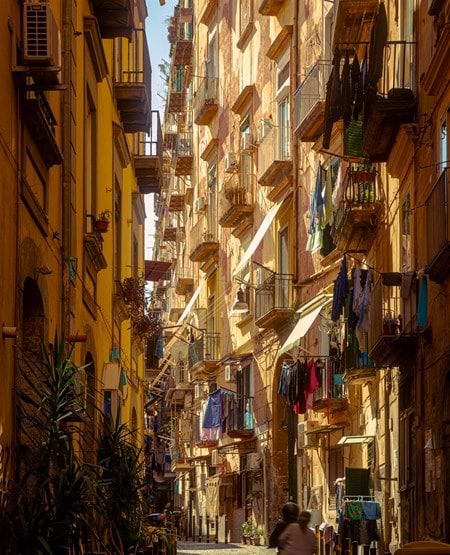 Napoli, Italien Udsigt ud gennem bygninger og gade i Napoli, Italien