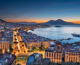 Aftenudsigt over bygninger og Vesuv i Napoli, Italien. Aftenudsigt over bygninger og Vesuv i Napoli, Italien.