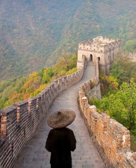 Kineser med traditionel hat på den Kinesiske Mur, Kina
