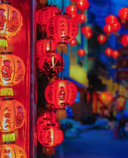 Røde lanterner lyser op i en lille gade i Shanghai, Kina