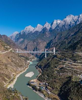 Udsigt over Tigerspringskløften, Tiger Leaping Gorge i Kina Udsigt over Tigerspringskløften, Tiger Leaping Gorge i Kina