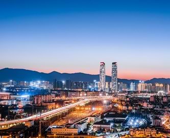 Aftenbillede af Twin Towers og byen Kunming, Yunnan, Kina Aftenbillede af Twin Towers og byen Kunming, Yunnan, Kina