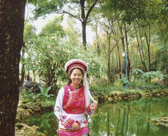 Smilende Bai-kvinde i nationaldragt i Kina Smilende Bai-kvinde i nationaldragt i Kina