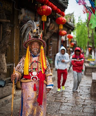 Naxi-folket i Lijang, Kina Mand i nationaldragt fra Naxi-folket i Lijang, Kina