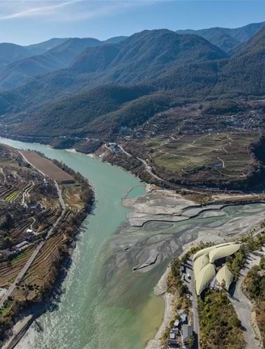 Tiger Leaping Gorge og Jinsha floden i Kina Tiger Leaping Gorge og Jinsha floden i Kina