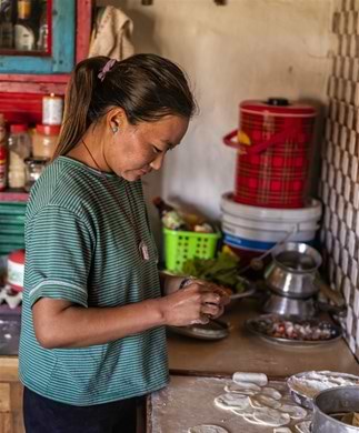 Tibetansk kvinde i køkkenet i Kina Tibetansk kvinde i køkkenet i Kina