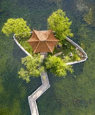 Luftfoto ned over sø med tempel i Kunming, Kina Luftfoto ned over sø med tempel i Kunming, Kina