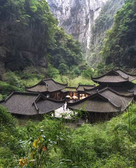 Udsigt ned i det UNESCO-fredede Deep Karst canyon, Wulong, Kina Udsigt ned i det UNESCO-fredede Deep Karst canyon, Wulong, Kina