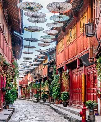 Hyggeligt gadebillede af den gamle bydel i Yunnan i Kunming, Kina Hyggeligt gadebillede af den gamle bydel i Yunnan i Kunming, Kina