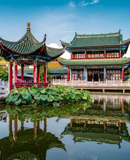 Udsigt til vand og bygninger i Kunming Green park Lake i Kina Udsigt til vand og bygninger i Kunming Green park Lake i Kina