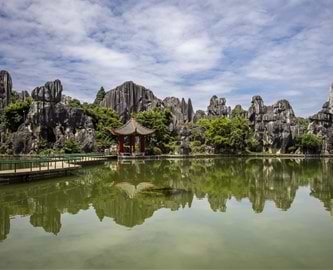 Stenskoven i Kunming, Kina Stenskoven i Kunming, Kina
