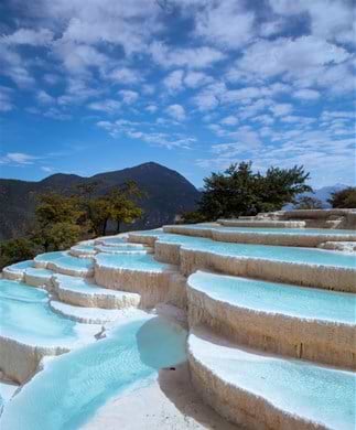 Kalkterrasserne White Water Terrace ved Yunnans tibetanske højland, Kina Kalkterrasserne White Water Terrace ved Yunnans tibetanske højland, Kina
