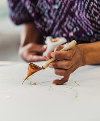 Kvinde laver batik i Melaka, Malaysia