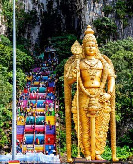 Indgangen til Batus Caves med den lange regnbuefarvede trappe og den store guldstatue, Malaysia