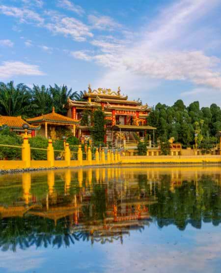 Smukt tempel, der spejler sig i vand, i Ipoh, Malaysia