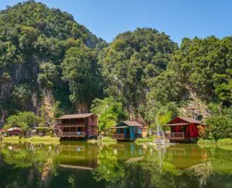 Traditionelle huse ud til flod i Ipoh, Malaysia