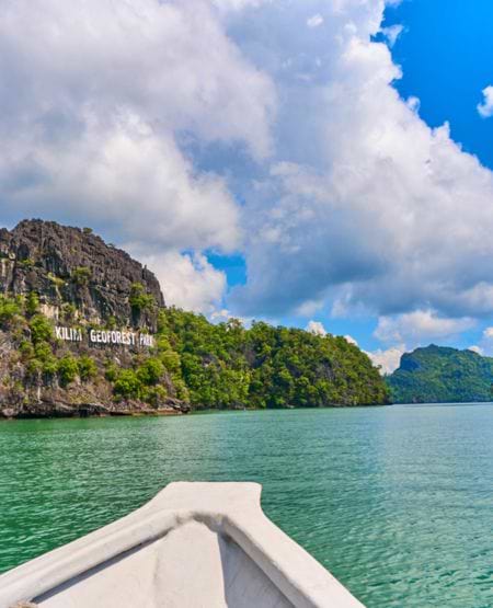 På sejltur i Langkawis mangrove, Malaysia