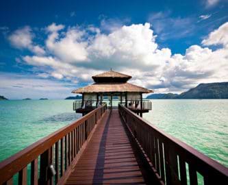 Flot træbro ud i havet på Langkawi, Malaysia