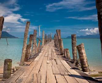 Træbådbro på Langkawi med smuk, blå himmel, Malaysia